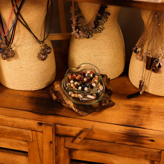 Gesmolten Glas - Golvende Kom op Gamal hout, unieke asymmetrische glasvorm zonder strakke lijnen, handgemaakt cadeau bohemian liefhebber, Karma Vibes Nederland
