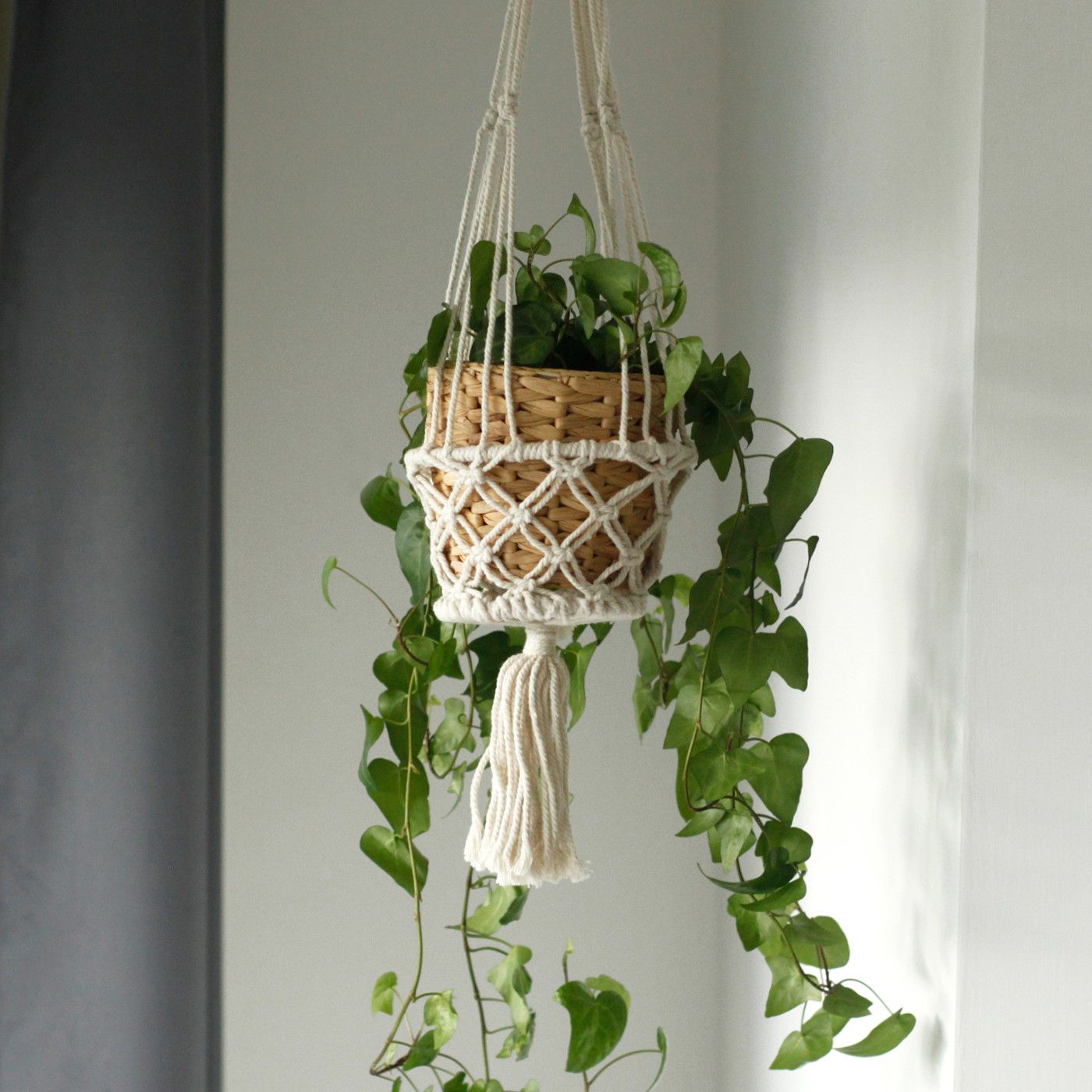 Detail van handgemaakte macramé plantenhouder met natuurlijk katoen en minimalistisch design
