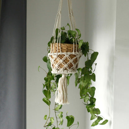 Detail van handgemaakte macramé plantenhouder met natuurlijk katoen en minimalistisch design
