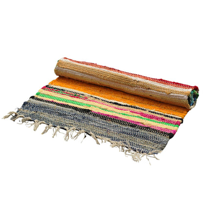 Handgeweven kleed van gerecycled Indiaas tapijt in warme oranje, rode en bruintinten met rag rug textuur, 150x90cm
