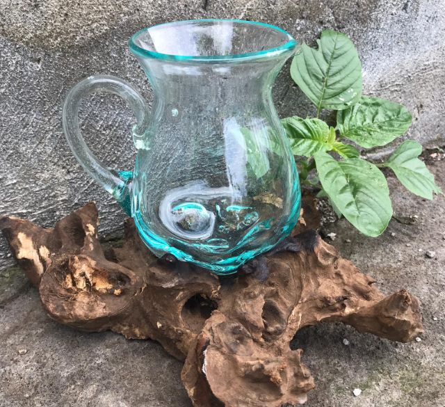 Gesmolten Glas Waterkan op Gamal hout - bohemian woondecoratie uit Indonesië
