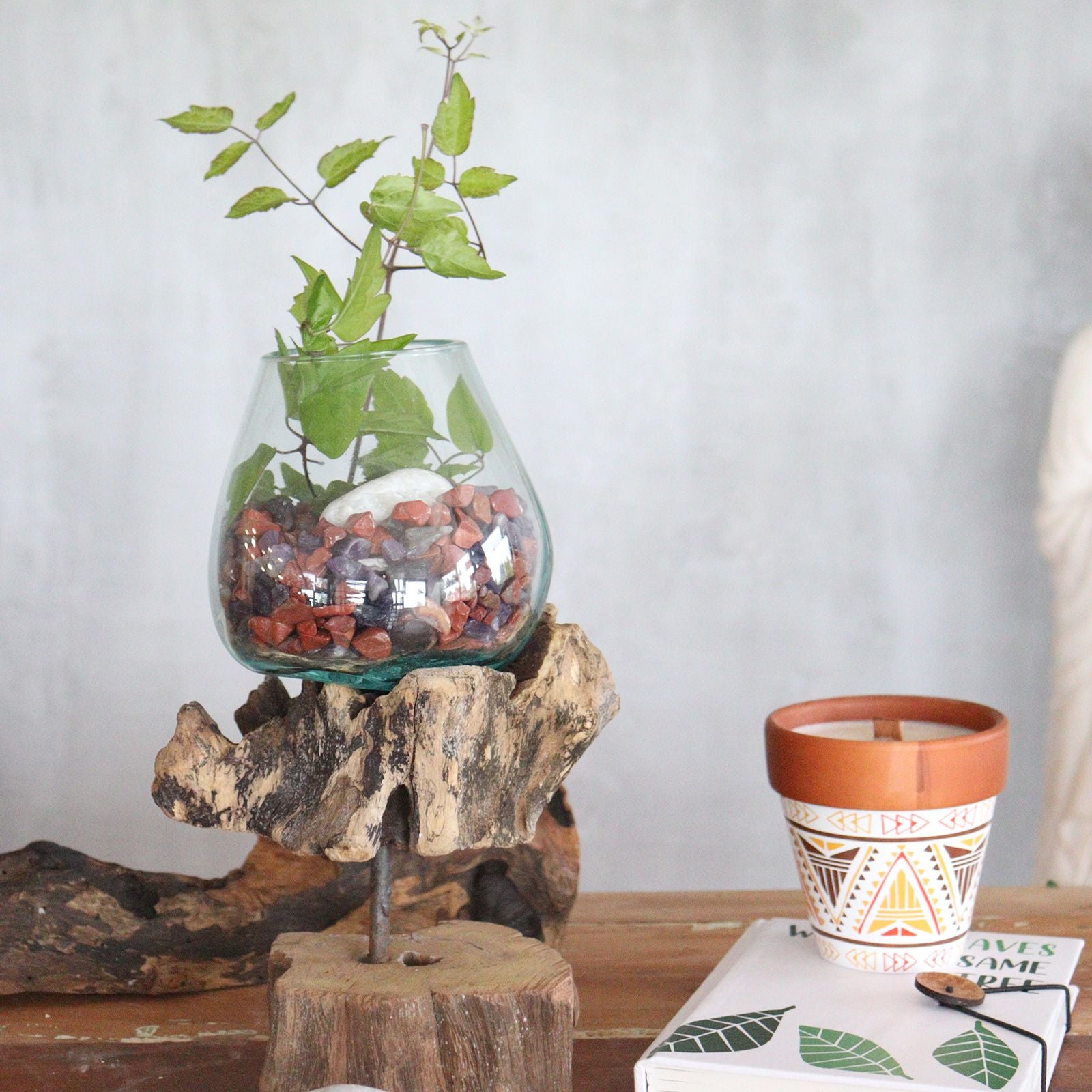 Handgemaakte grote glazen kom op houten poot - mondgeblazen glas Bali, sculpturaal silhouet, bohemian interieur decoratie, duurzaam geproduceerd gerecycled glas, Karma Vibes Nederland
