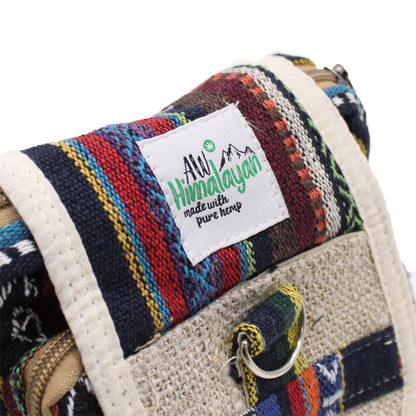 Hennep crossbody tas 30x25x10cm met gerecyclede stoffen stroken - compacte bohemian tas
