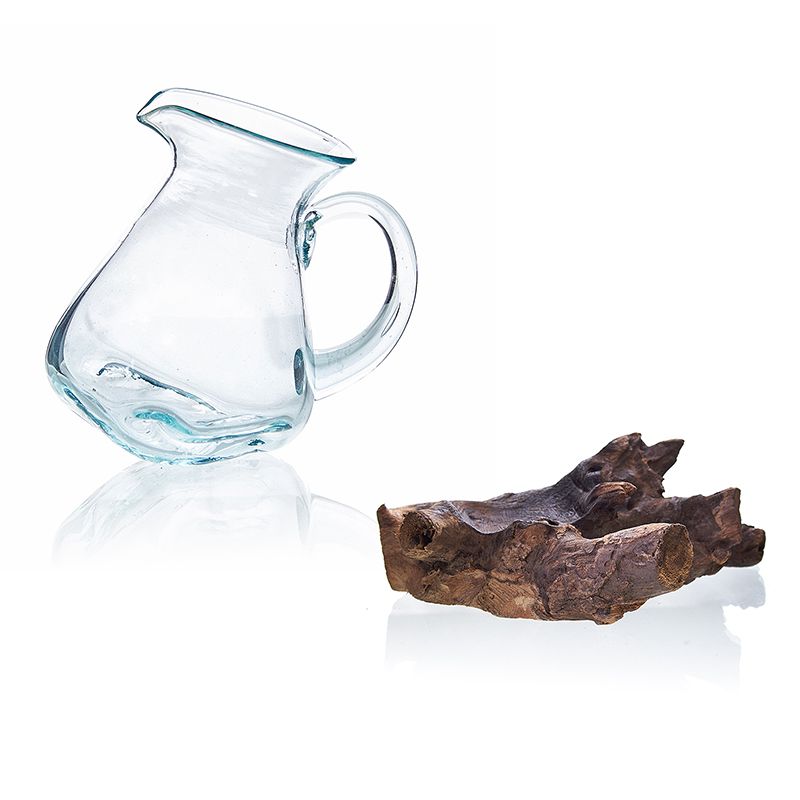 Detail mondgeblazen glas op hout - Gesmolten Glas Waterkan Karma Vibes
