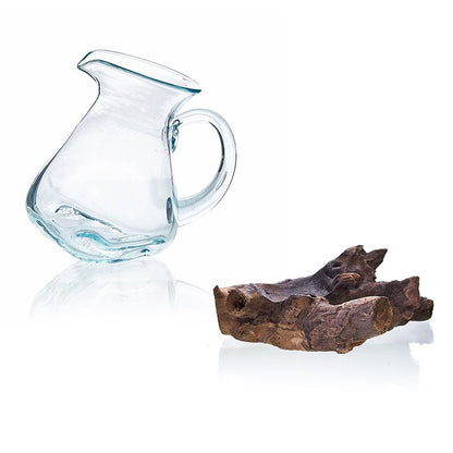 Detail mondgeblazen glas op hout - Gesmolten Glas Waterkan Karma Vibes
