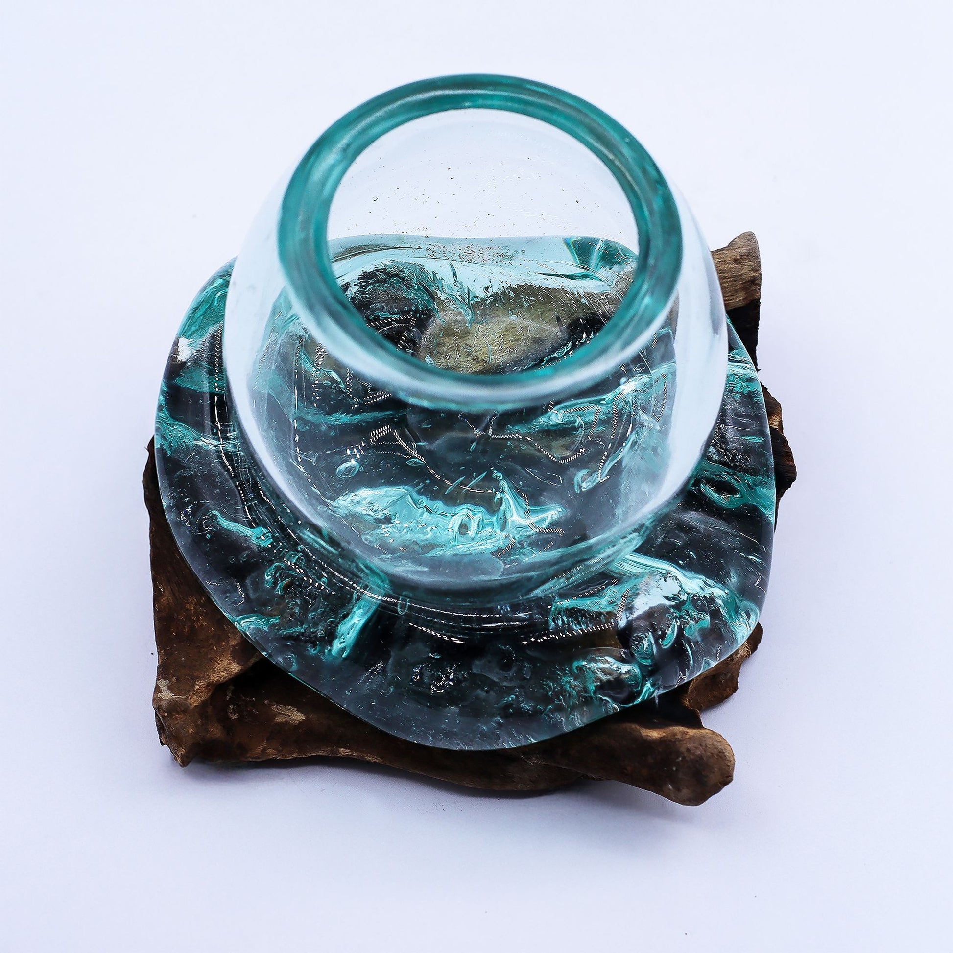 Detail ronde glasvorm op organisch Gamal hout - Gesmolten Glas Ronde Kom Karma Vibes, luchtbelletjes als keurmerk van authentiek Balinees handwerk, 1270 gram
