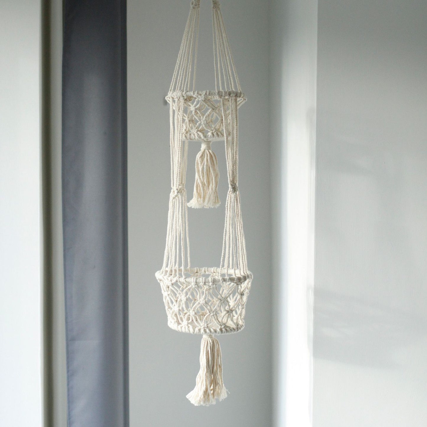 Detail van handgemaakte macramé plantenhouder met natuurlijk katoen en minimalistisch design

