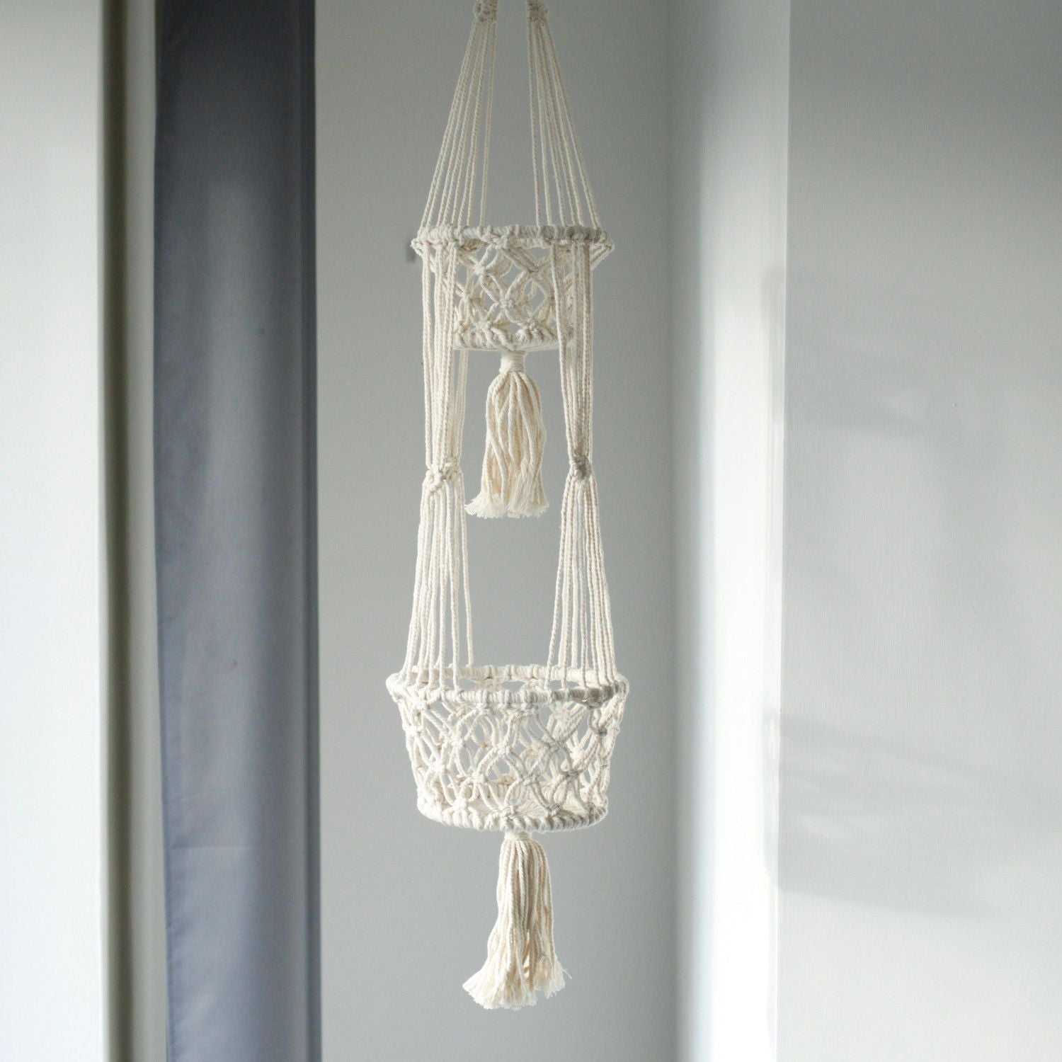 Detail van handgemaakte macramé plantenhouder met natuurlijk katoen en minimalistisch design

