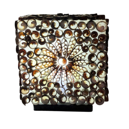 Boho schelpen lamp met chocolate twist schelpen en zachte verlichting voor coastal interieur
