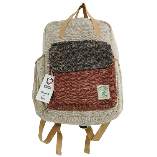 Hennep rugzak Kathmandu 39x27x12cm zijaanzicht met klepsluiting - robuuste backpack voor avonturen

