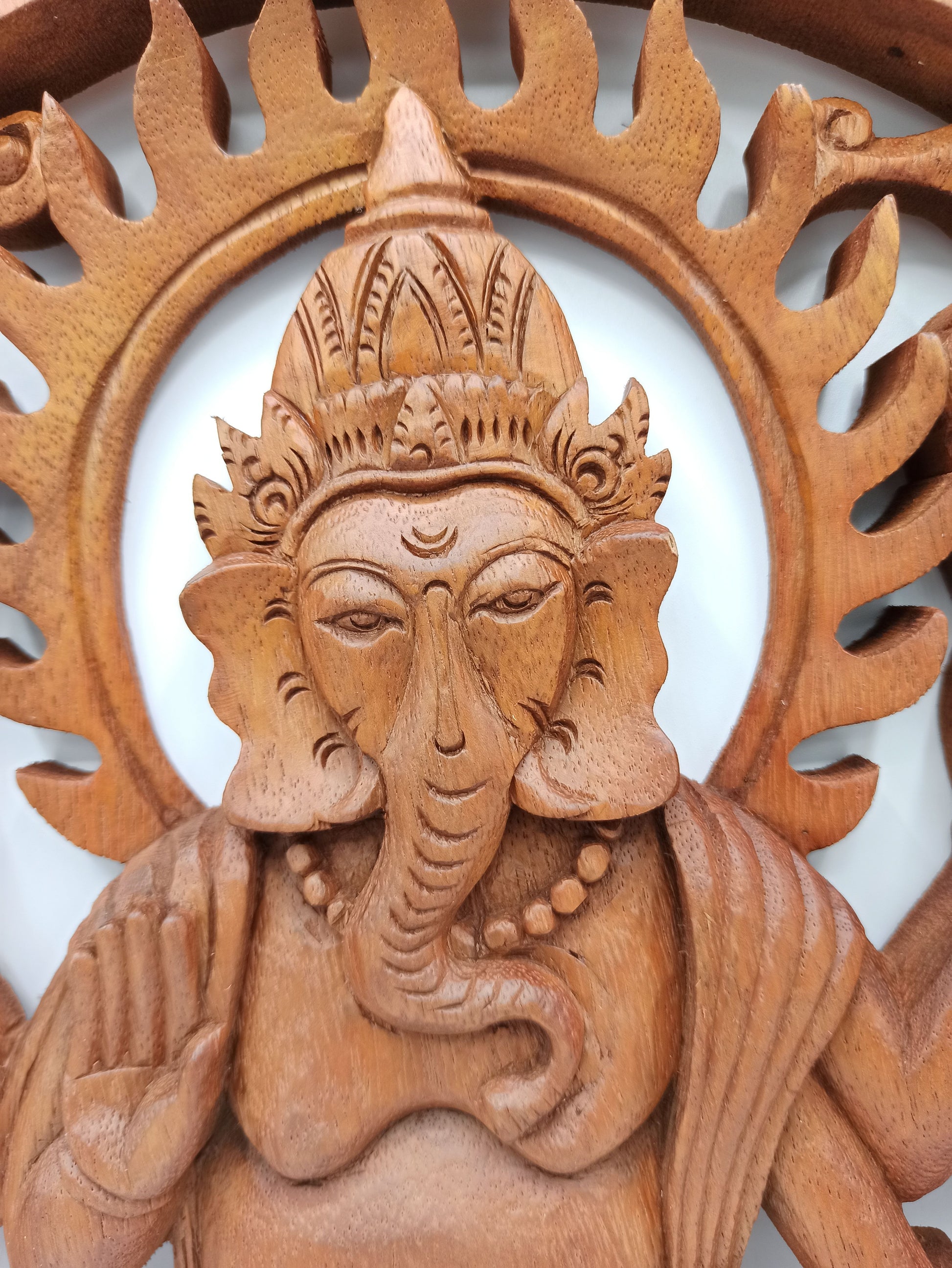 Detail handgesneden Ganesh olifantgod in natuurlijk Suar hout - spiritueel altaarstuk
