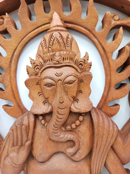 Detail handgesneden Ganesh olifantgod in natuurlijk Suar hout - spiritueel altaarstuk
