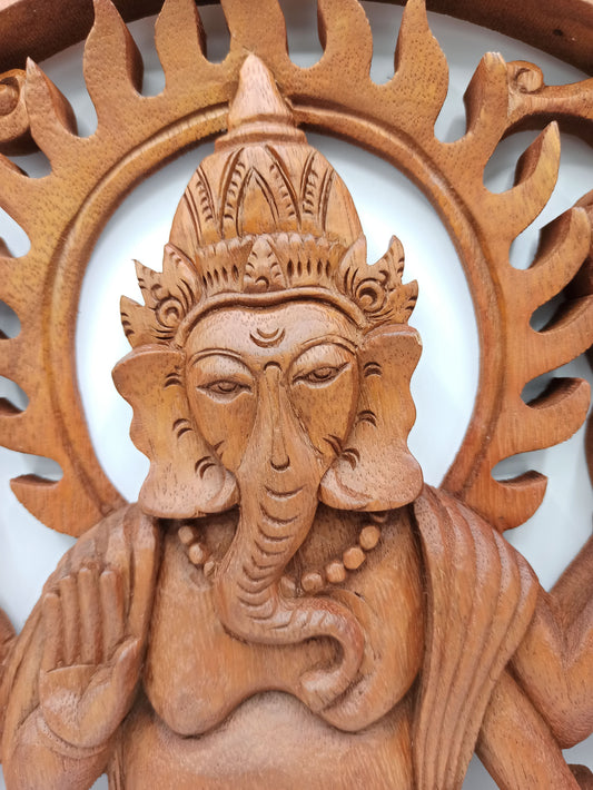 Detail handgesneden Ganesh olifantgod in natuurlijk Suar hout - spiritueel altaarstuk
