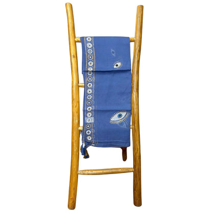 Sfeerfoto van handbeschilderd gouden boze oog patroon op rijkblauw sari katoen pario
