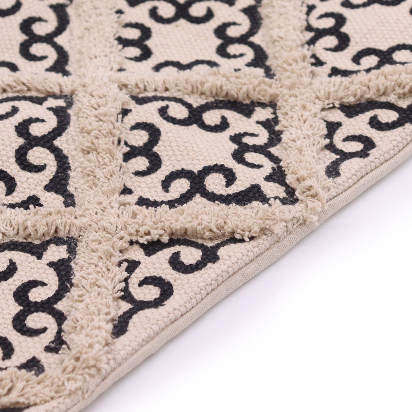 Detail van tactiel kruissteek patroon gecombineerd met print op katoenen kussenhoes
