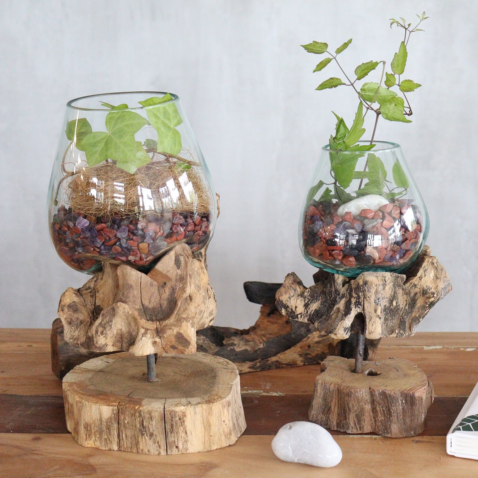 Detail mondgeblazen glas op sculpturaal Gamal hout poot - Gesmolten Glas Kom Large Karma Vibes, luchtbelletjes als keurmerk van authentiek Balinees handwerk, 25 cm
