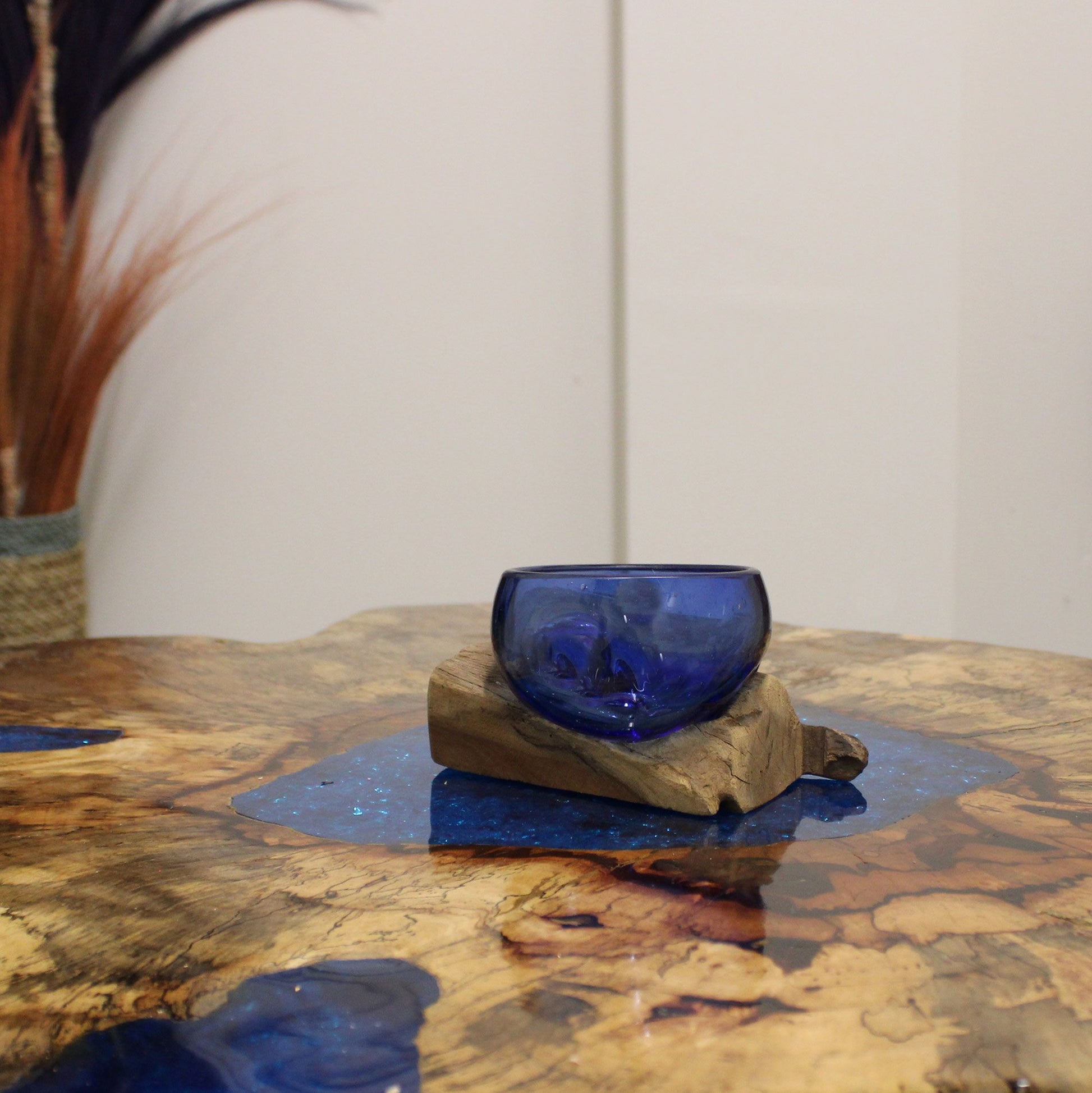 Detail blauw mondgeblazen glas op organisch Gamal hout - Gesmolten Glas Mini Kom, luchtbelletjes en kleurvariaties als keurmerk van authentiek Balinees handwerk
