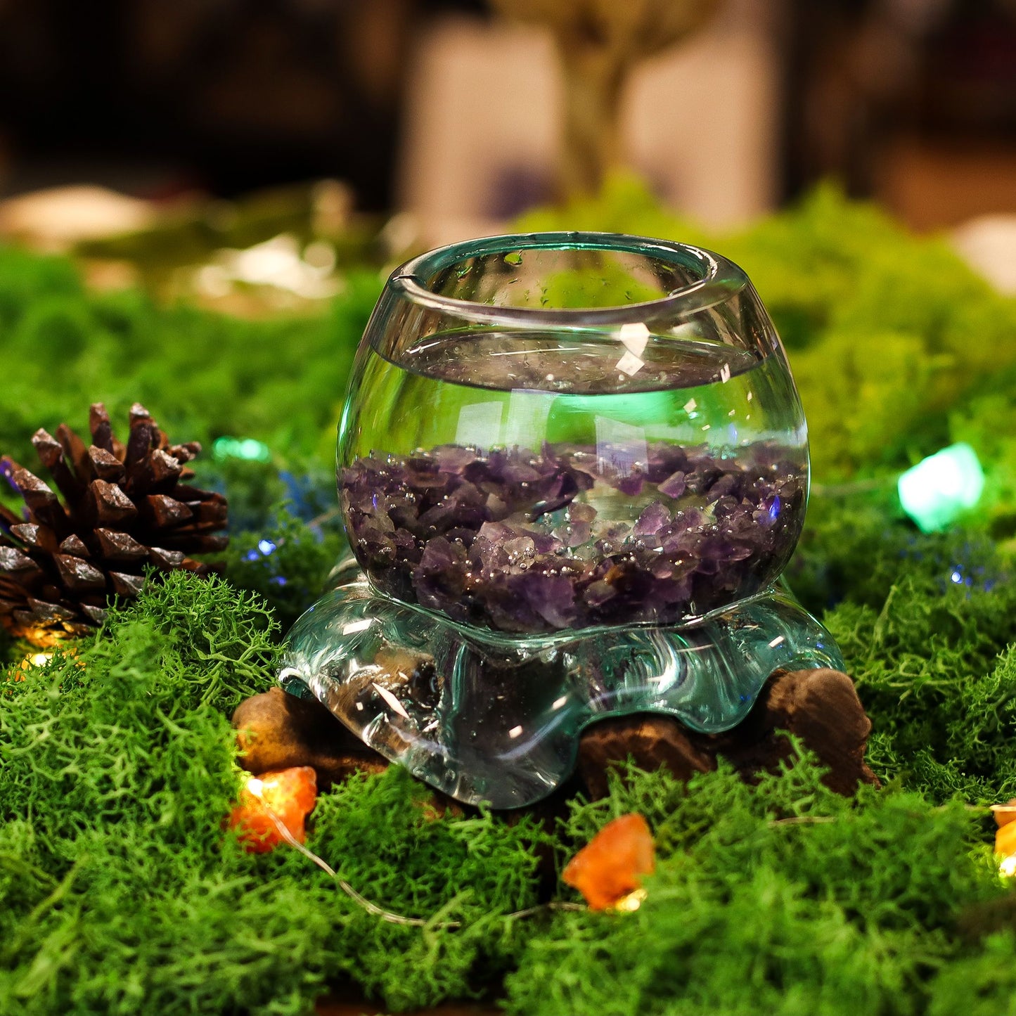 Zijaanzicht Gesmolten Glas Ronde Kom - vloeiende glasvorm rust harmonieus op sculpturaal Gamal hout, gerecycled glas Bali, uniek bohemian woondecoratie cadeau idee
