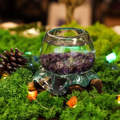 Zijaanzicht Gesmolten Glas Ronde Kom - vloeiende glasvorm rust harmonieus op sculpturaal Gamal hout, gerecycled glas Bali, uniek bohemian woondecoratie cadeau idee
