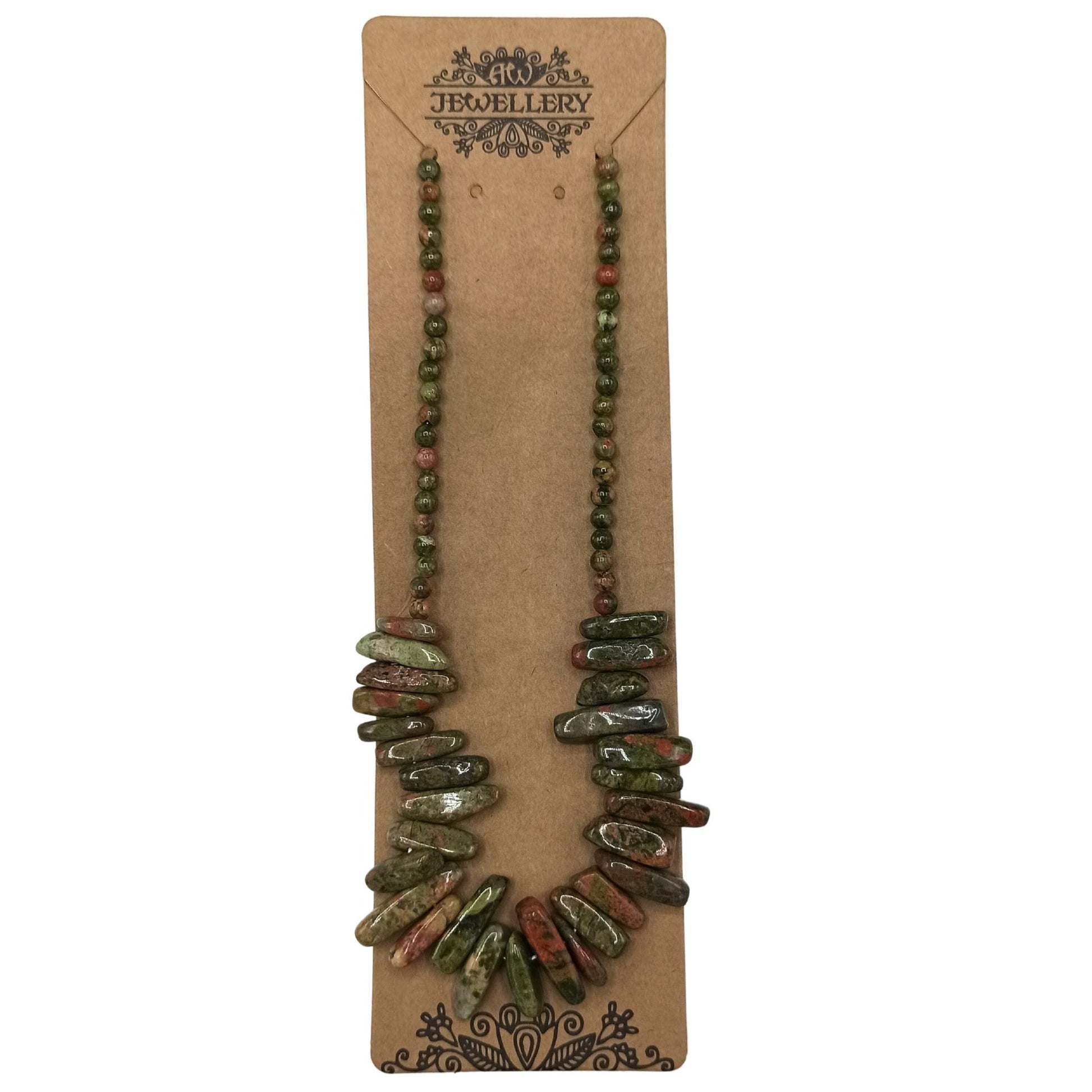 Detail langwerpige en ronde mos agaat chips in harmonieuze ketting compositie
