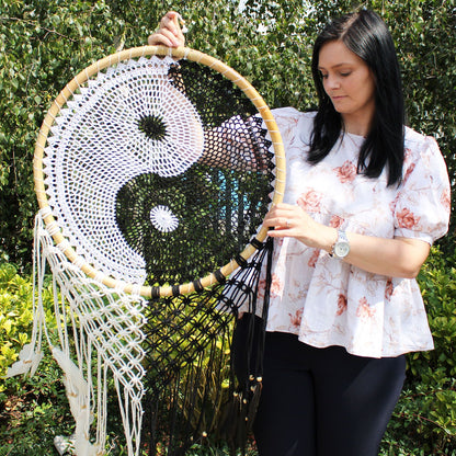 Extra grote Bali dromenvanger Yin Yang 50cm diameter met zwart-witte veren en traditioneel patroon