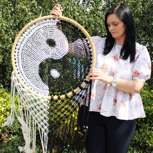 Extra grote Bali dromenvanger Yin Yang 50cm diameter met zwart-witte veren en traditioneel patroon