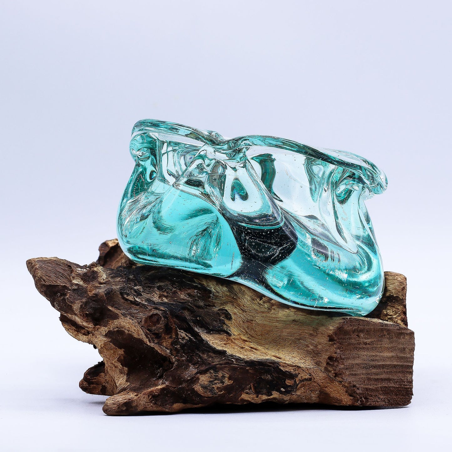 Mondgeblazen glazen asbak op Gamal hout standaard - Gesmolten Glas collectie Karma Vibes, dikke golvende glasvorm, duurzame bohemian decoratie, ambachtelijk handwerk Bali
