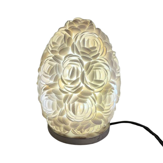 Close-up van roze schelpen lamp met natuurlijke schelpen en warm licht, handgemaakt

