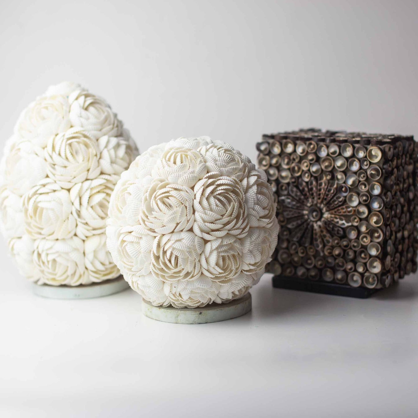 Close-up van roze schelpen lamp met natuurlijke schelpen en warm licht, handgemaakt
