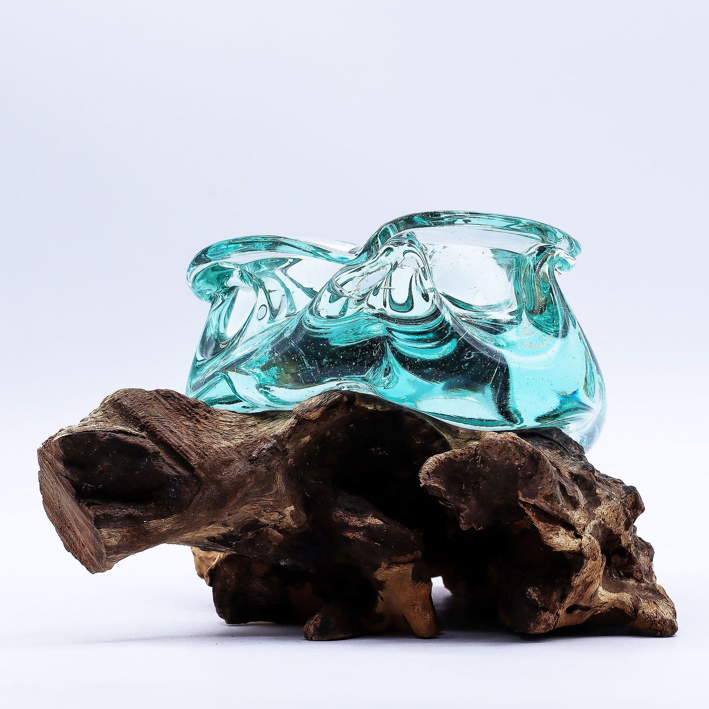 Detail dikke golvende glasvorm op organisch Gamal hout - Gesmolten Glas Asbak Karma Vibes, luchtbelletjes als keurmerk van authentiek Balinees handwerk, 1392 gram
