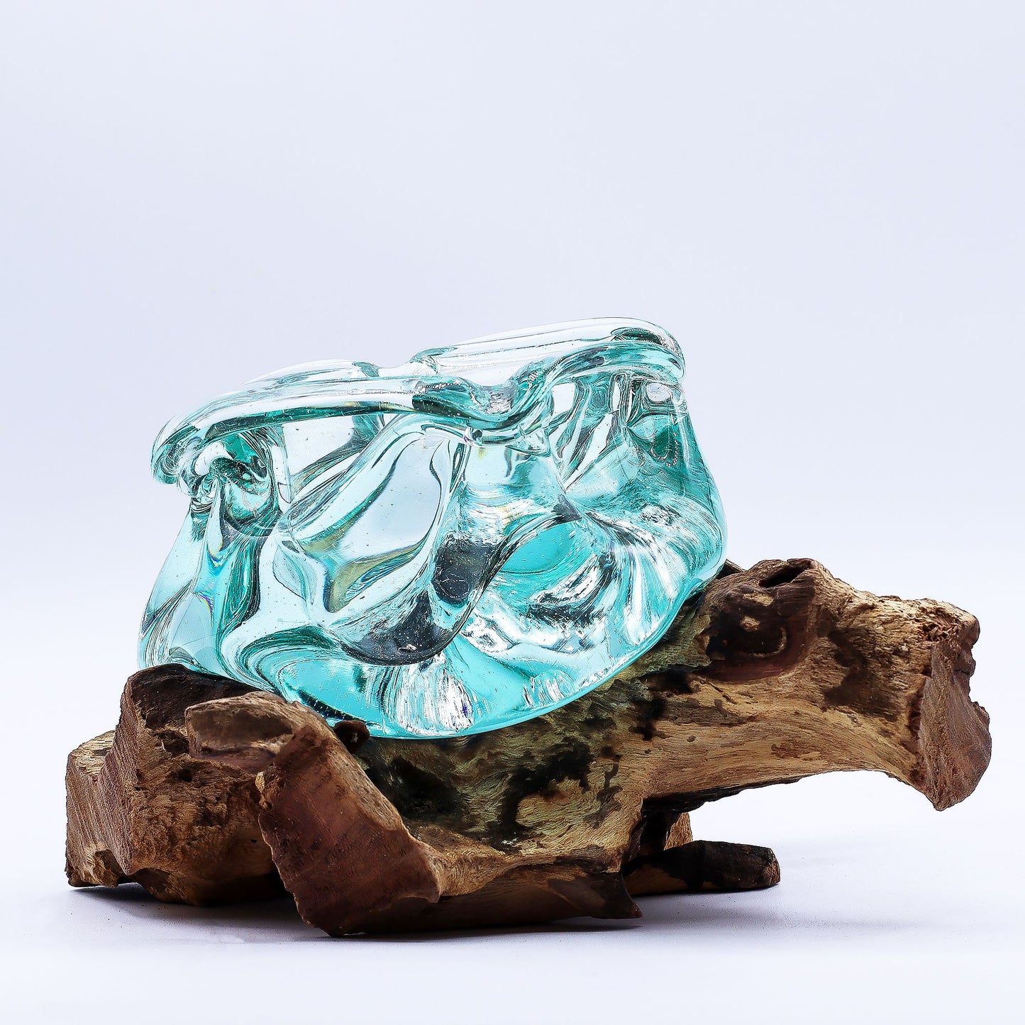 Gesmolten Glas Asbak op Gamal hout - bevroren golf effect in gerecycled glas, sculpturaal statement stuk voor tafel of dressoir, Balinese ambachtslieden, 19,5 cm
