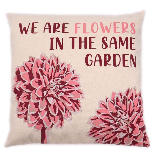 Katoenen kussenhoes met We Are Flowers typografie print in natuurlijke beige tinten, 45x45cm
