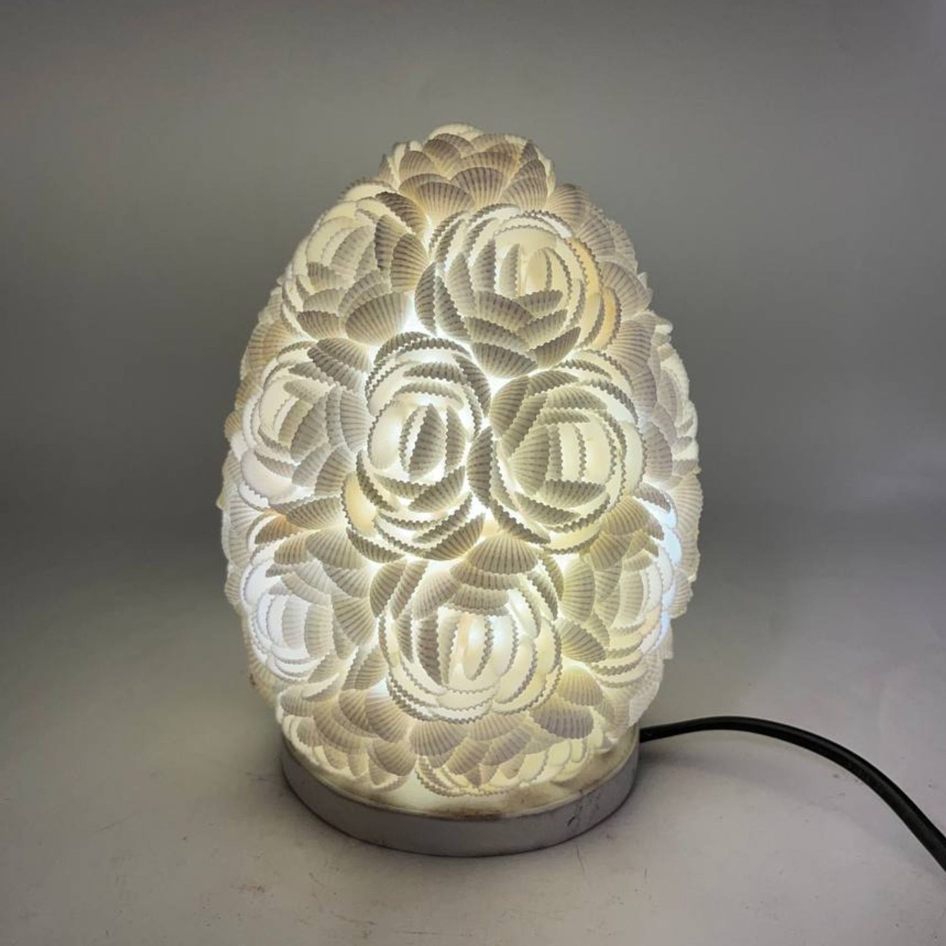 Boho schelpen lamp met roze schelpen en zachte verlichting voor coastal interieur
