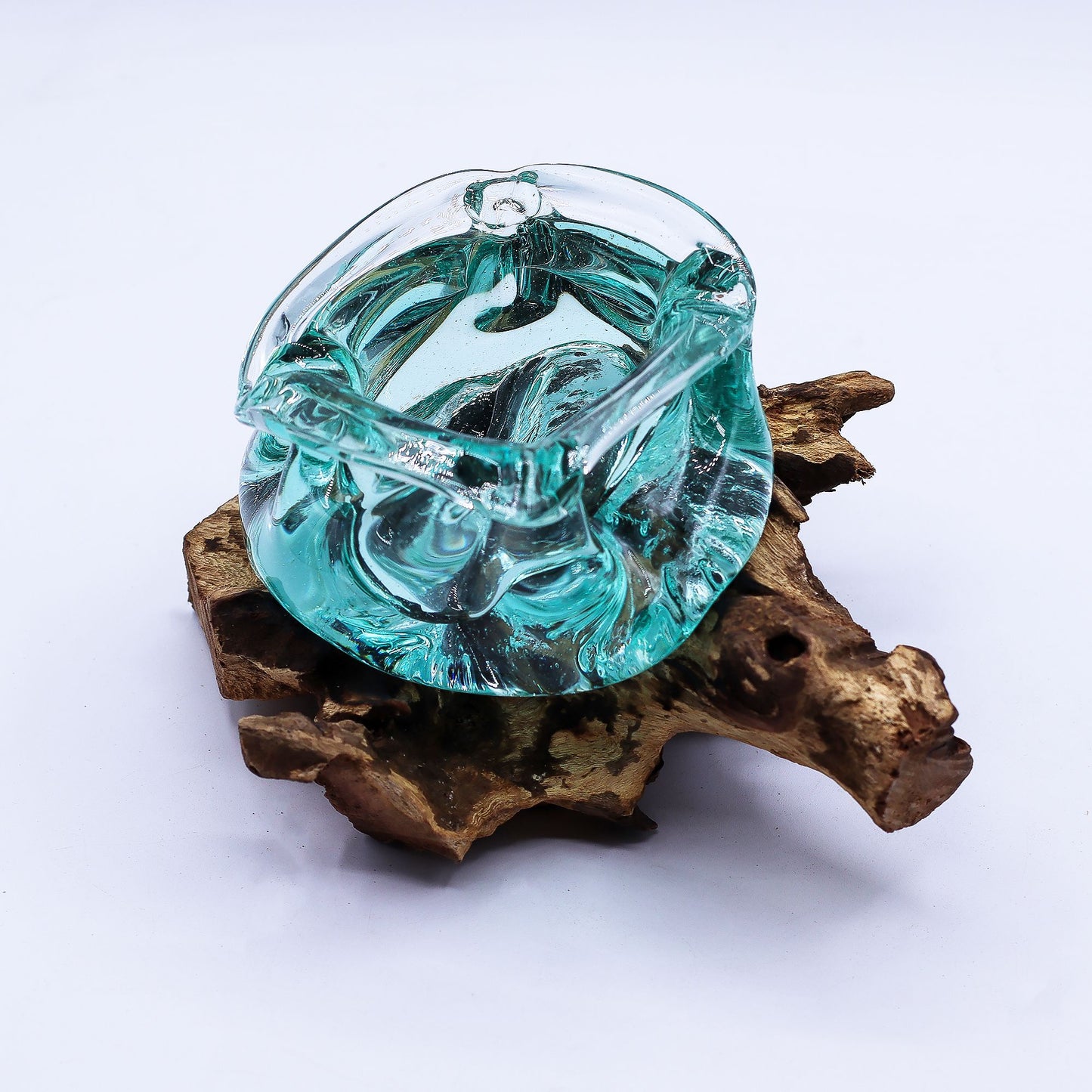 Gesmolten Glas Asbak op Gamal hout - bevroren golf effect in gerecycled glas, sculpturaal statement stuk voor tafel of dressoir, Balinese ambachtslieden, 19,5 cm

