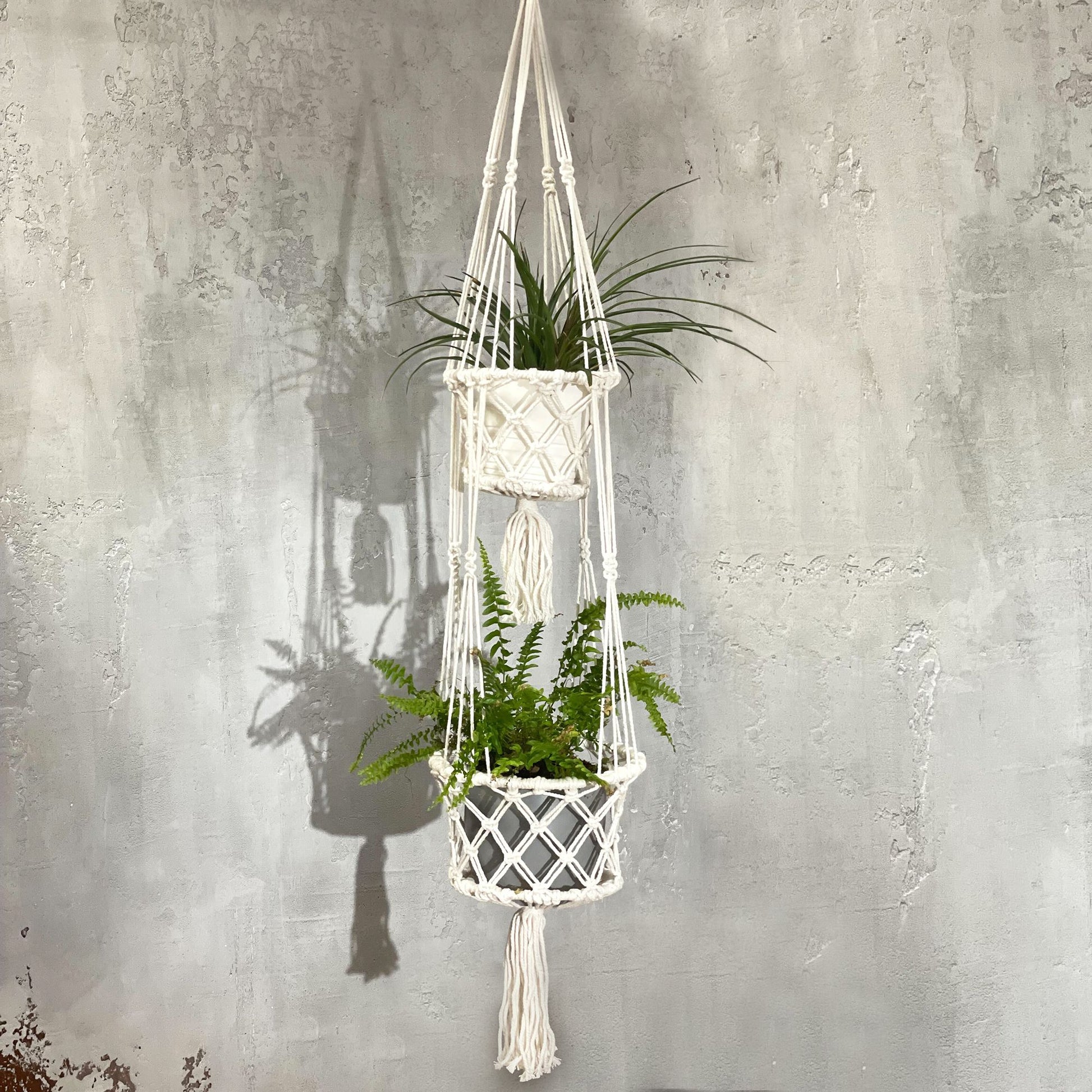 Indonesische macramé plantenhouder met rustiek design voor woonkamer of yogastudio
