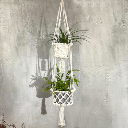 Indonesische macramé plantenhouder met rustiek design voor woonkamer of yogastudio
