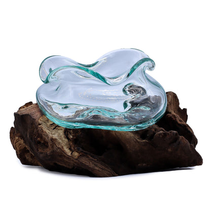 Gesmolten Glas Golvende Kom op Gamal hout - handgeblazen gerecycled glas met organische golvende rand, bohemian woondecoratie, handgemaakt in Bali Indonesië, 8,5x10x15 cm
