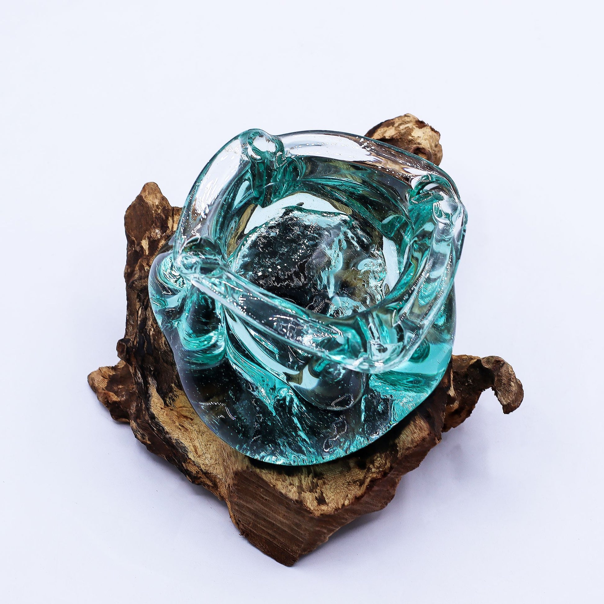 Gesmolten Glas Asbak - uniek sculpturaal glasobject op Gamal hout, ook puur decoratief als sfeerstuk of schaal, handgemaakt cadeau bohemian liefhebber, Karma Vibes Nederland
