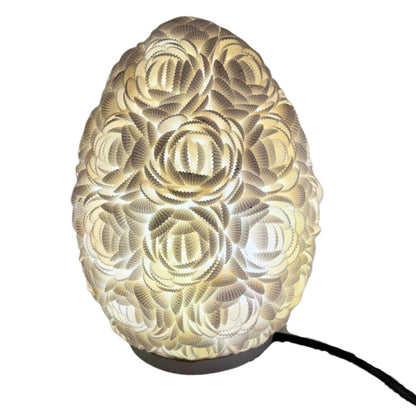Close-up van roze schelpen lamp met natuurlijke schelpen en warm licht, handgemaakt

