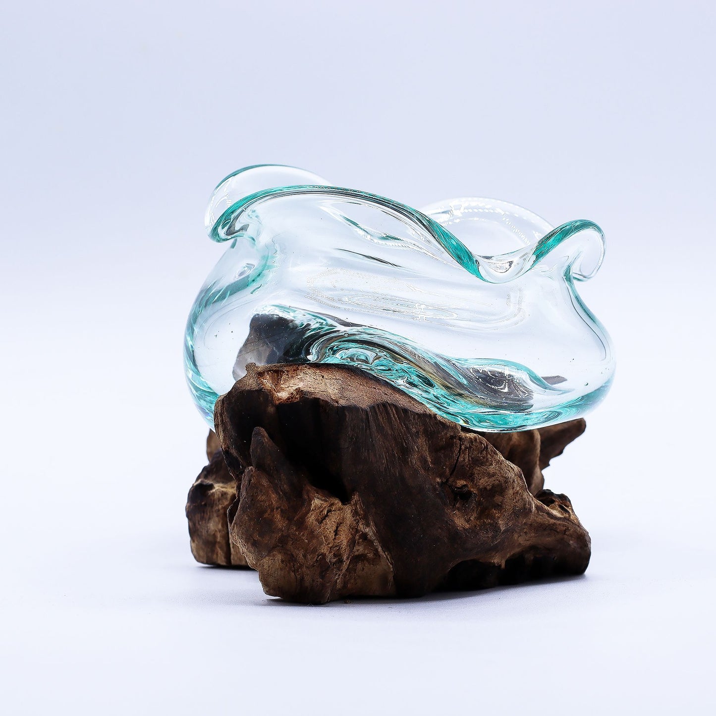 Mondgeblazen glazen golvende kom op Gamal hout standaard - Gesmolten Glas collectie Karma Vibes, unieke vloeiende glasvorm, duurzame bohemian decoratie, ambachtelijk handwerk Bali
