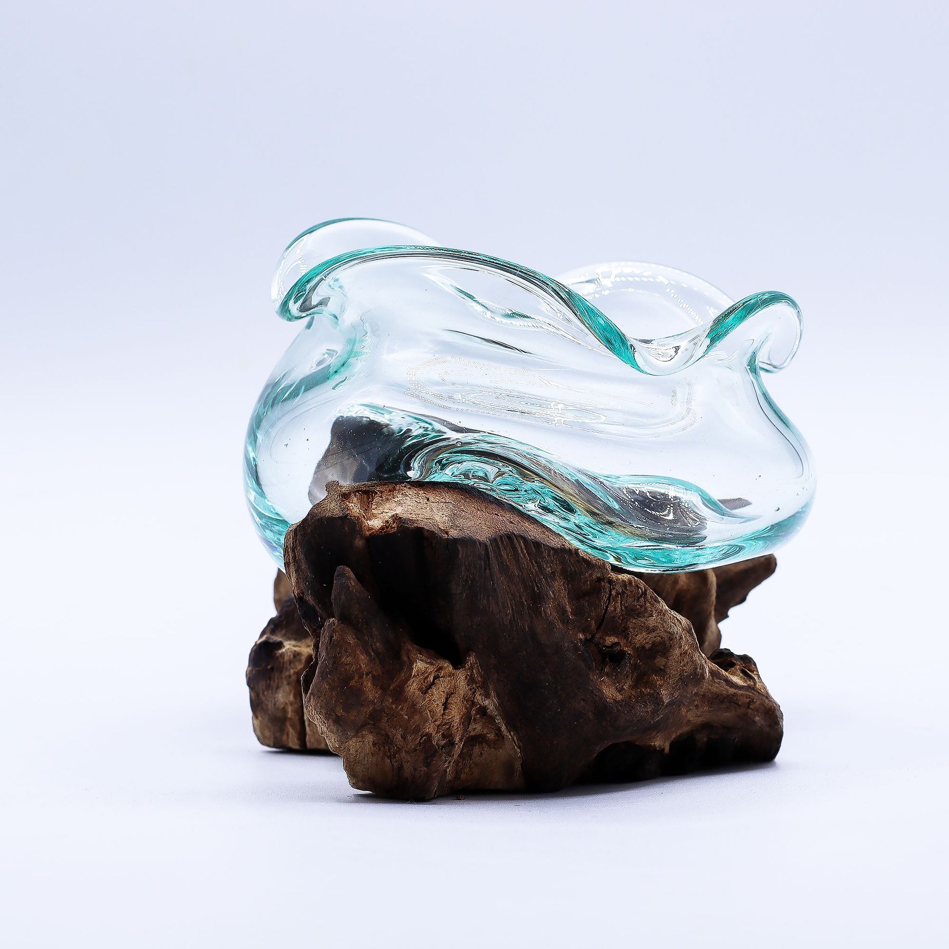 Mondgeblazen glazen golvende kom op Gamal hout standaard - Gesmolten Glas collectie Karma Vibes, unieke vloeiende glasvorm, duurzame bohemian decoratie, ambachtelijk handwerk Bali
