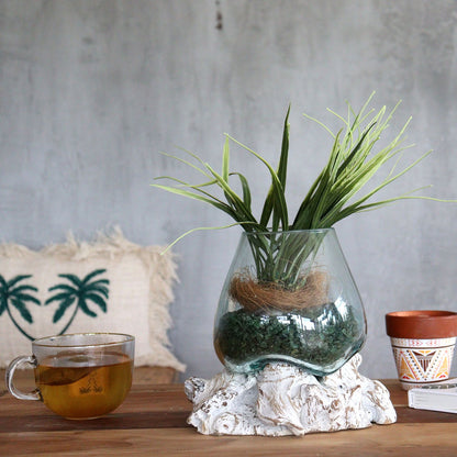 Detail mondgeblazen glas op whitewash hout - Gesmolten Glas Kom Small Karma Vibes
