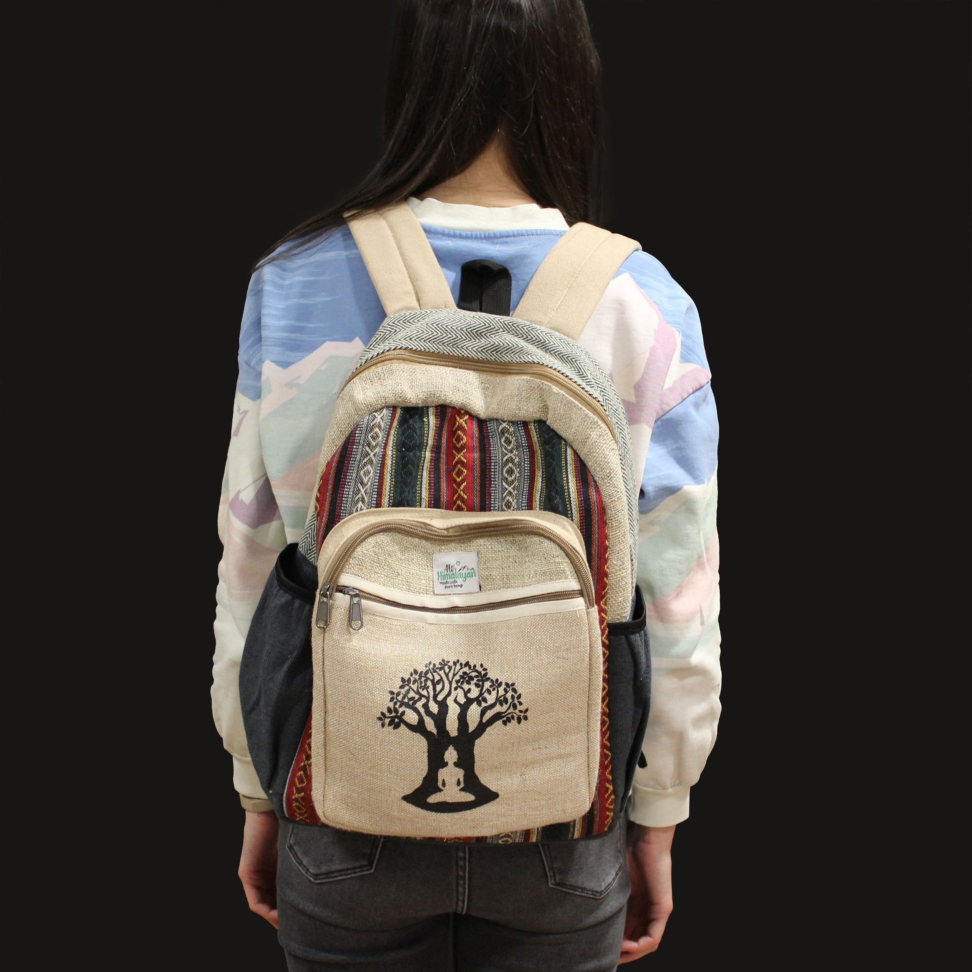 Hennep rugzak Bodhi Boom lifestyle shot - duurzame spirituele backpack voor yoga en reizen
