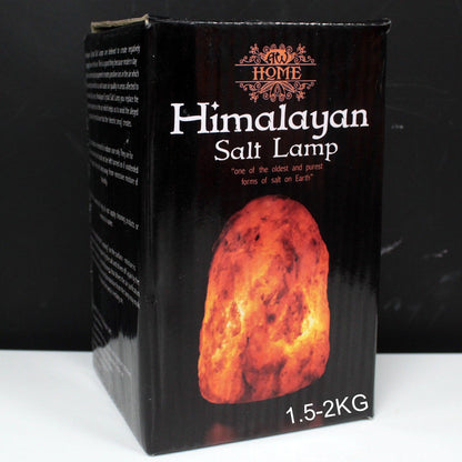 Close-up van Himalaya kristalzout lamp met natuurlijke oranje gloed en fitting
