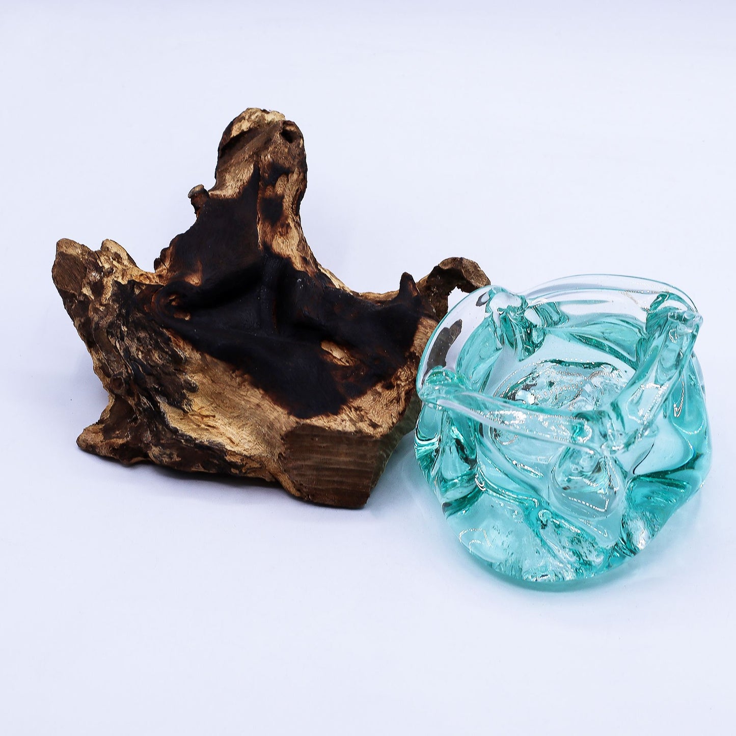 Bovenaanzicht Gesmolten Glas Asbak - dikke golvende glasrand op organisch Gamal hout, gerecycled glas Bali, uniek bohemian woondecoratie cadeau idee, 11x14 cm
