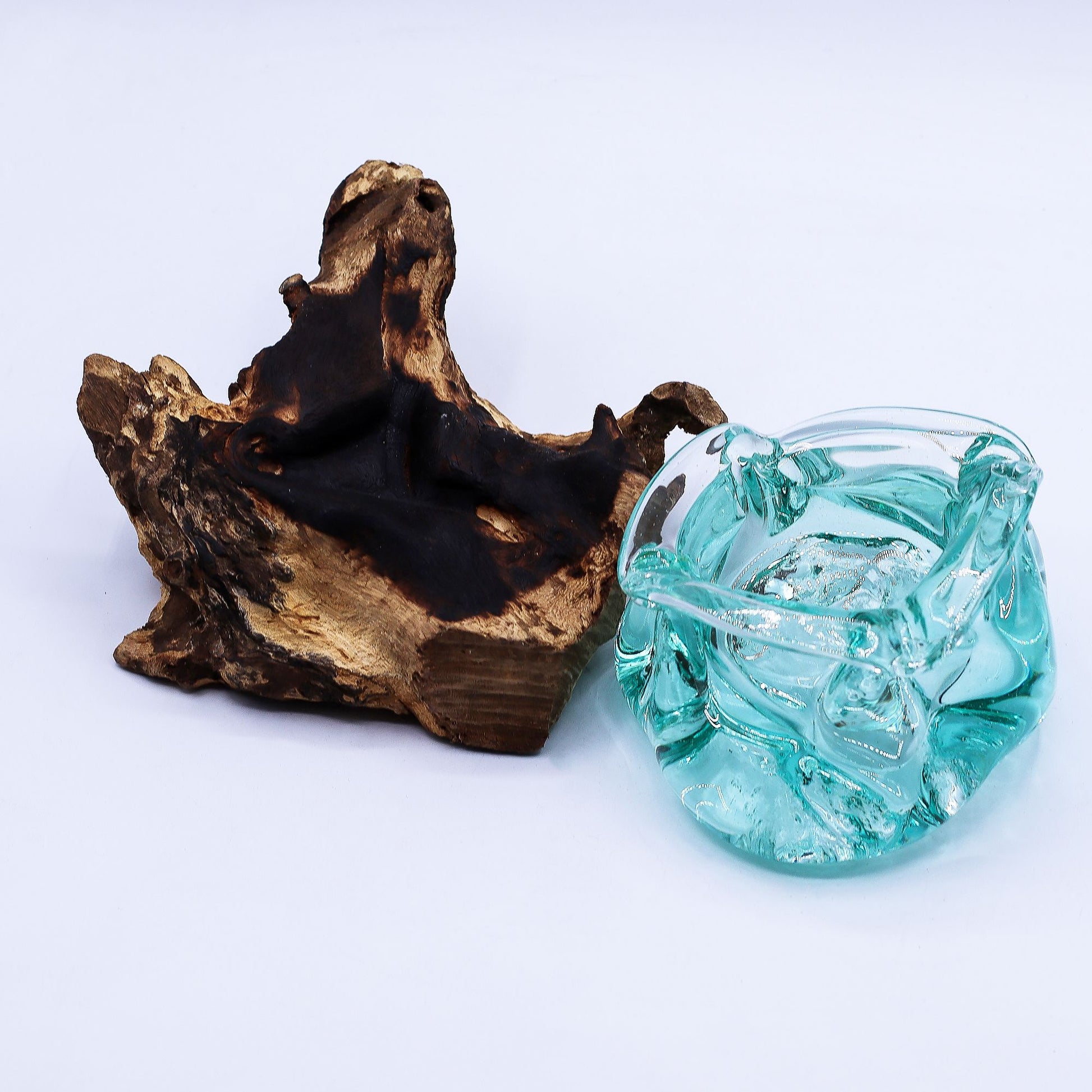 Bovenaanzicht Gesmolten Glas Asbak - dikke golvende glasrand op organisch Gamal hout, gerecycled glas Bali, uniek bohemian woondecoratie cadeau idee, 11x14 cm
