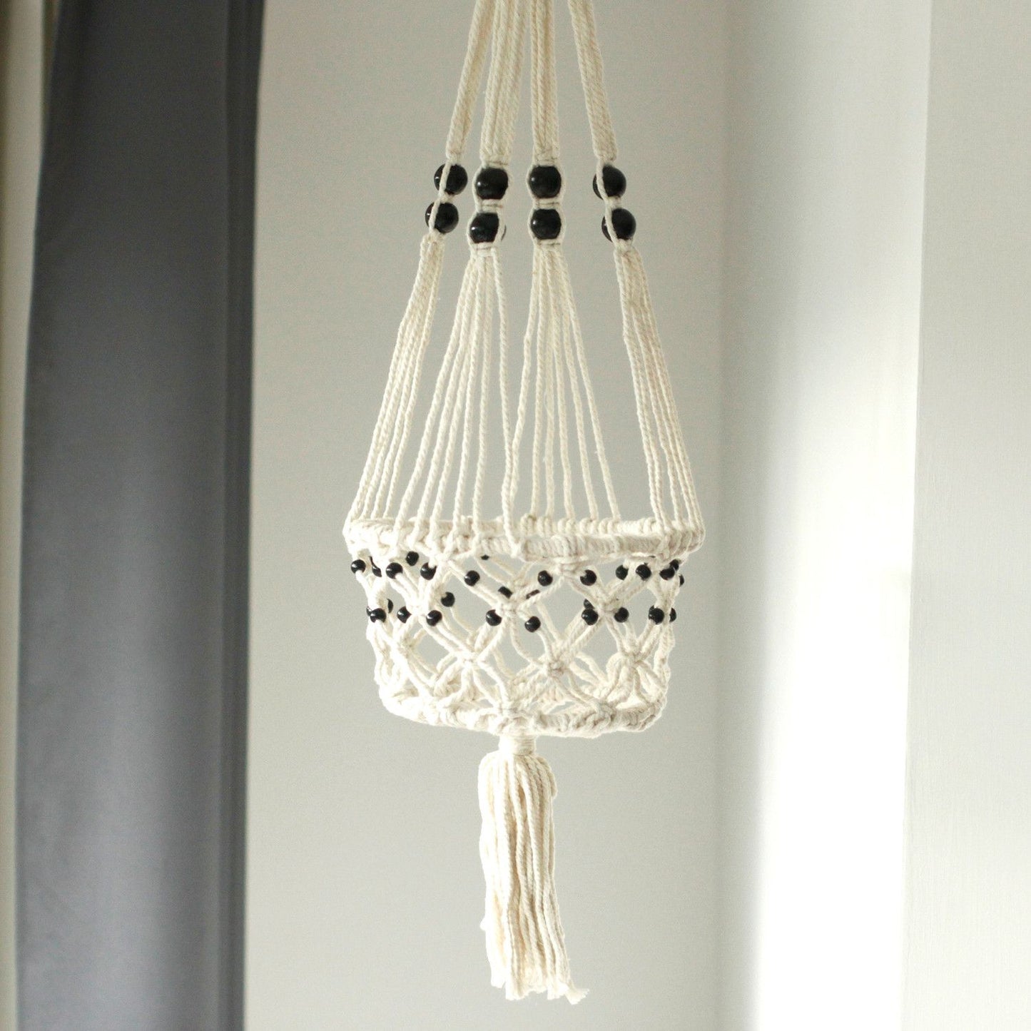Handgeweven macramé hanger voor grote pot met kralen - natuurlijke plantendecoratie
