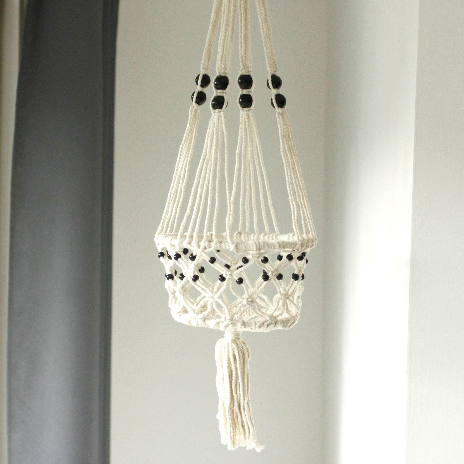 Handgeweven macramé hanger voor grote pot met kralen - natuurlijke plantendecoratie
