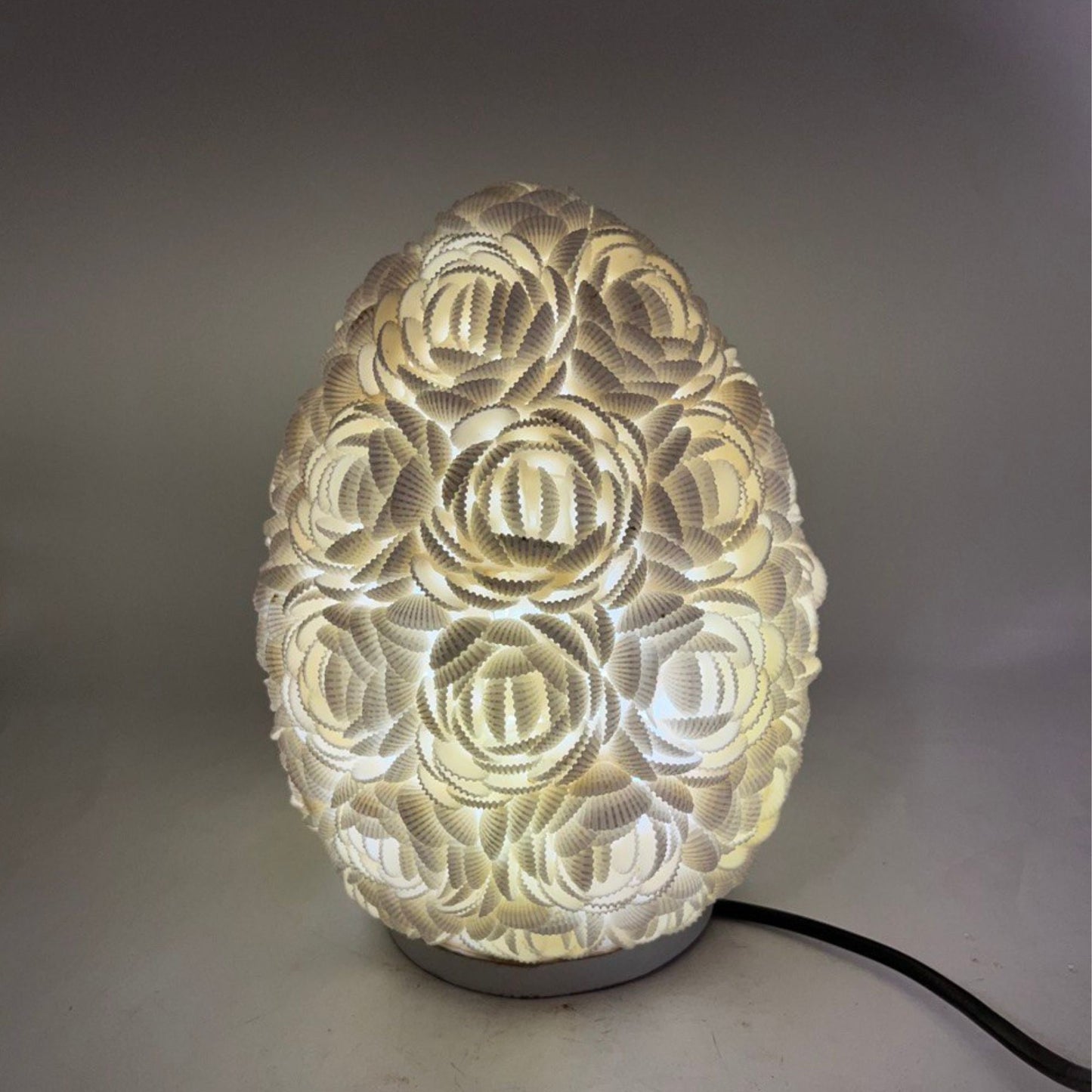 Handgemaakte schelpen lamp met roze ovaal design van echte schelpen uit Bali, 20cm
