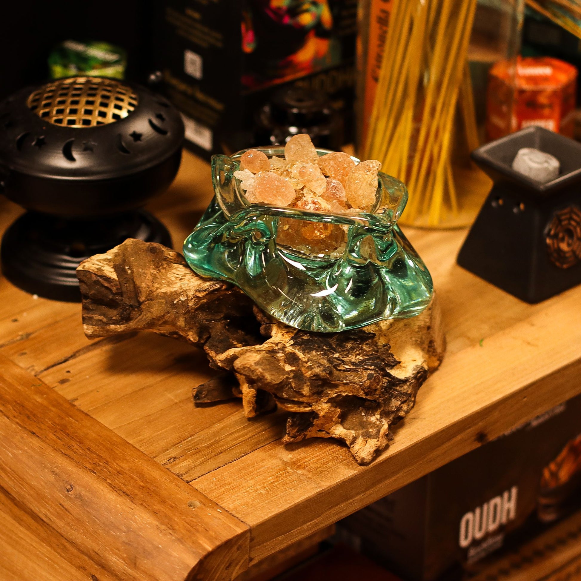 Gesmolten Glas Asbak - sculpturaal gerecycled glas op Gliricidia Sepium hout, uniek bohemian sfeerstuk, handgemaakt Indonesië, ook decoratief inzetbaar als schaal
